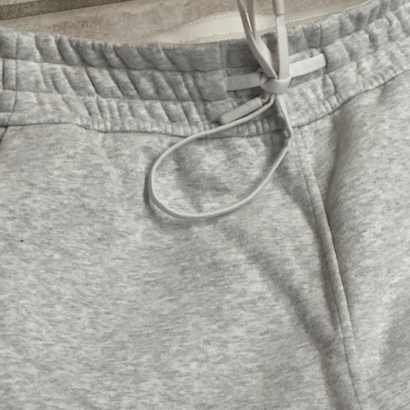 New Lululemon Loungeful HR Jogger in heathered gray - Picture 3 of 16